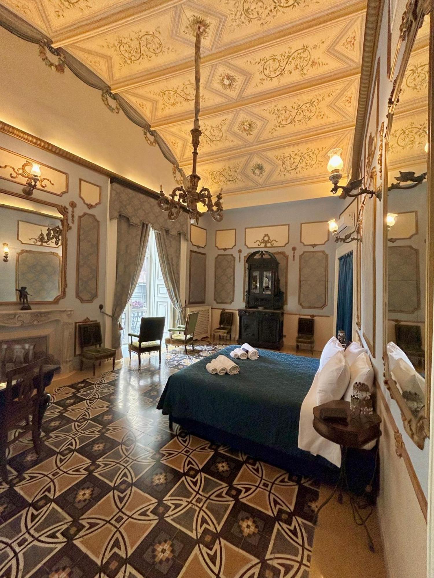 Carafa Di Maddaloni Residenza Di Charme Hotell Napoli Eksteriør bilde